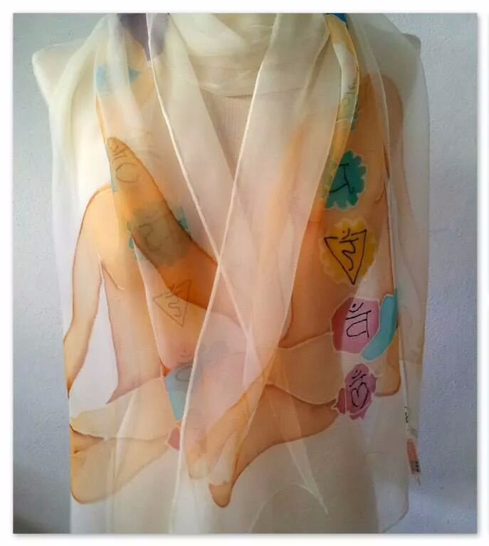 fular de arte y seda "silueta y chakras"